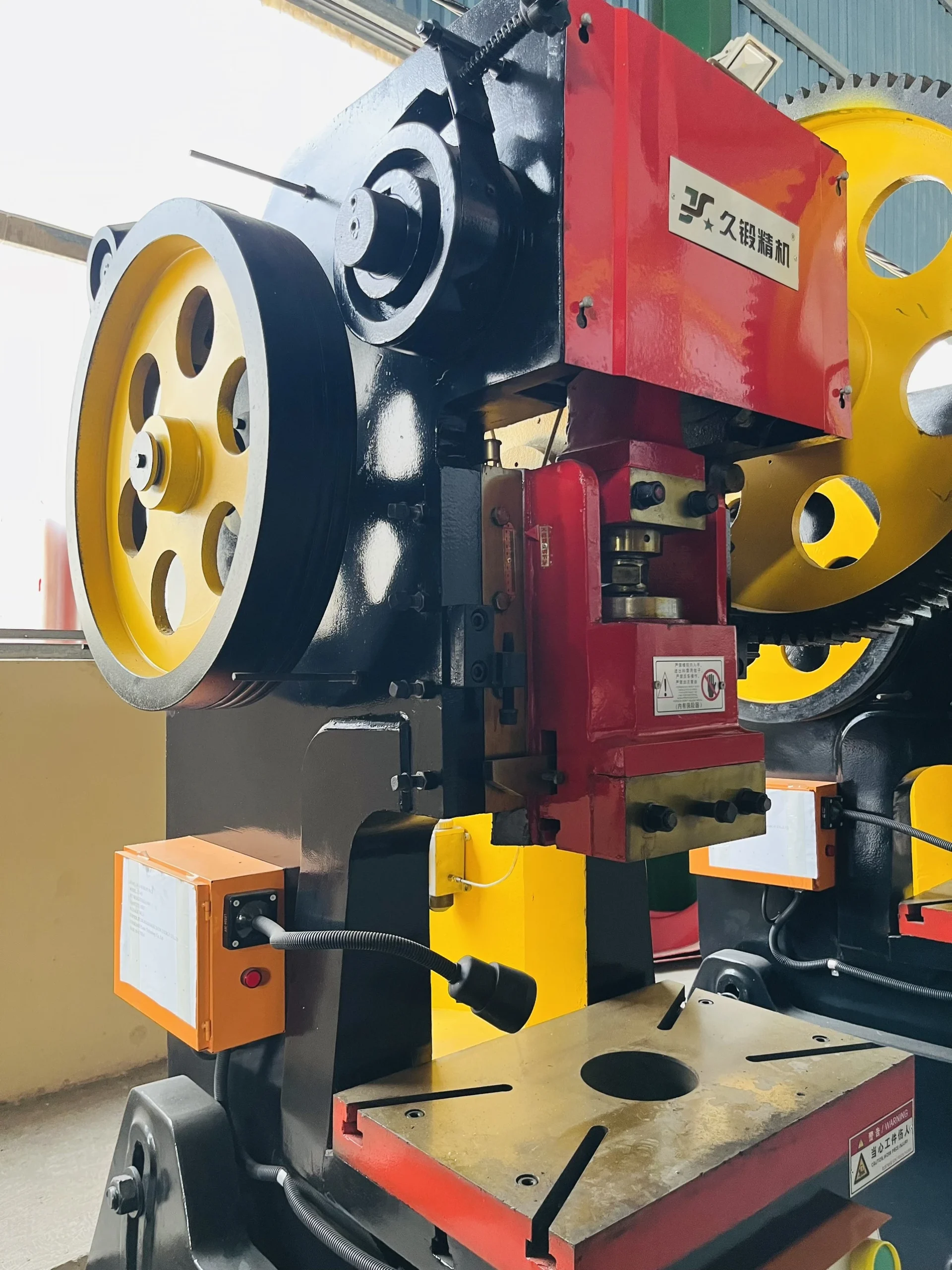 Máy đột dập cơ 63 tấn J23-63